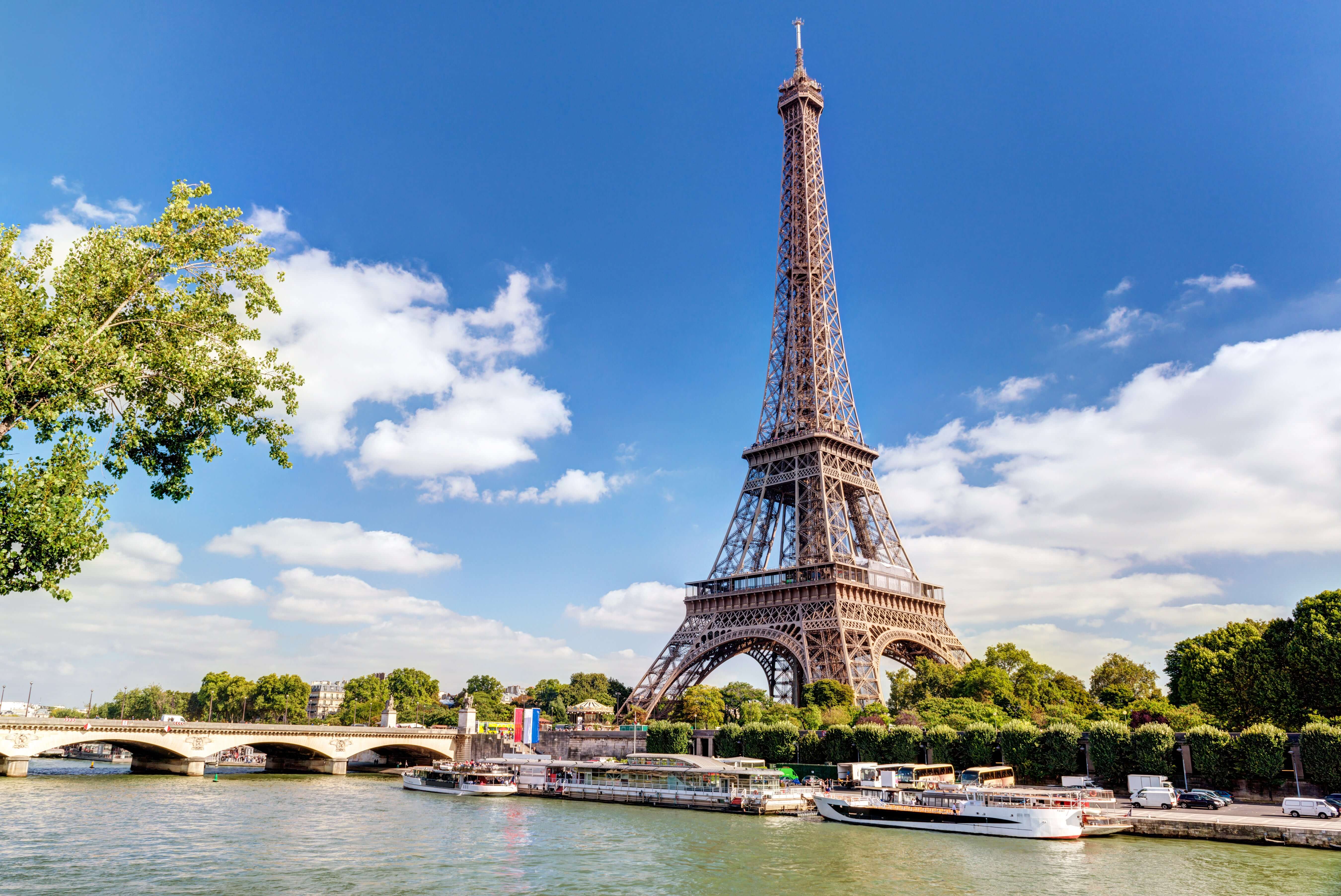 Tour Eiffel avec vue sur la Seine 